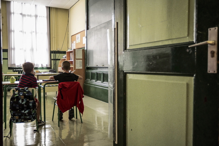 Dos estudiantes ¡en sus aulas en un centro educativo de Bilbo, en una imagen de archivo. (Aritz LOIOLA/FOKU)