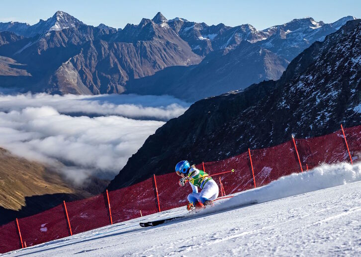 Mikaela Shiffrin, en pleno descenso en el glaciar tirolés de Sölden (Austria). (Johann GRODER/AFP)