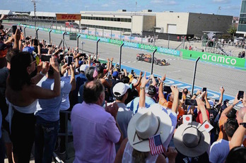 Max Verstappen (Red Bull) cruza como vencedor la meta del GP de Estados Unidos. (Jim WATSON/AFP)