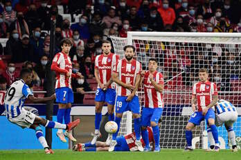 Este libre directo de Isak suponía en ese momento el 0-2 para la Real. (JAVIER SORIANO / AFP) 