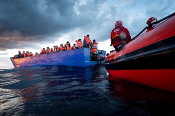 Rescate de las personas migrantes por parte del Aita Mari. (Alfonso NOVO)