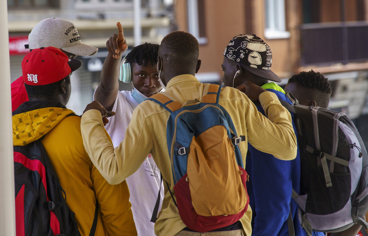 Zenbait etorkin Irunen duela aste batzuk, muga pasatzeko moduak hausnartuz. (Gorka RUBIO | FOKU)