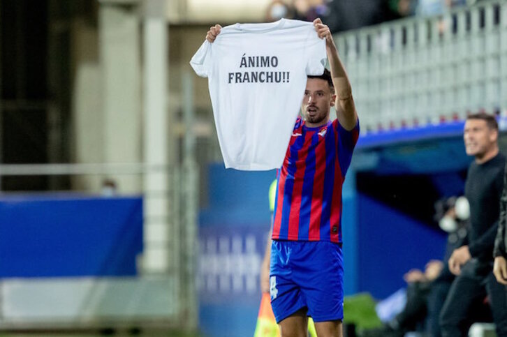 Javi Muñoz dedica su gol a Franchu, que se perderá la temporada tras romperse el cruzado. (SD Eibar)
