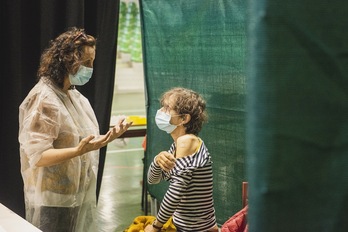 65 urte adin baino gehiago duten herritarrei hirugarren dosia har dezakete gripearen aurkako txertoarekin batera. (Guillaume FAUVEAU)