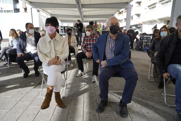 Maddalen Iriarte eta Iñaki Ruiz de Pinedo, EH Bilduk Gasteizen egin duen ekitaldian. (Raul BOGAJO/FOKU)