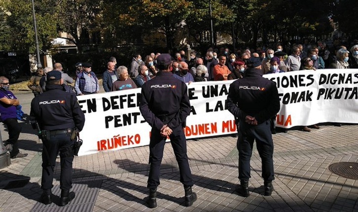 Agentes de la Policía española han pedido que se identificaran las personas que portaban la pancarta de la manifestación de los pensionistas en Iruñea. (AHOTSA)