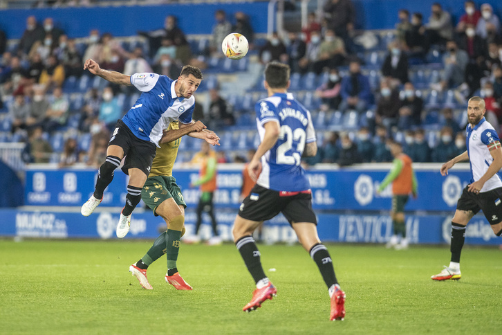 Miazga, hasierako hamaikakoan Lejeunek mina hartu zuenetik, baloi bat urruntzen Betisen aurka. (Jaizki FONTANEDA/FOKU)