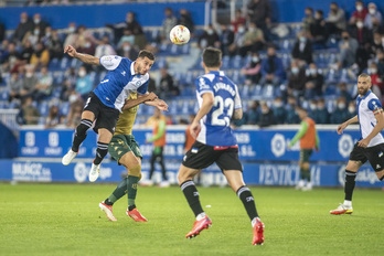 Miazga, hasierako hamaikakoan Lejeunek mina hartu zuenetik, baloi bat urruntzen Betisen aurka. (Jaizki FONTANEDA/FOKU)