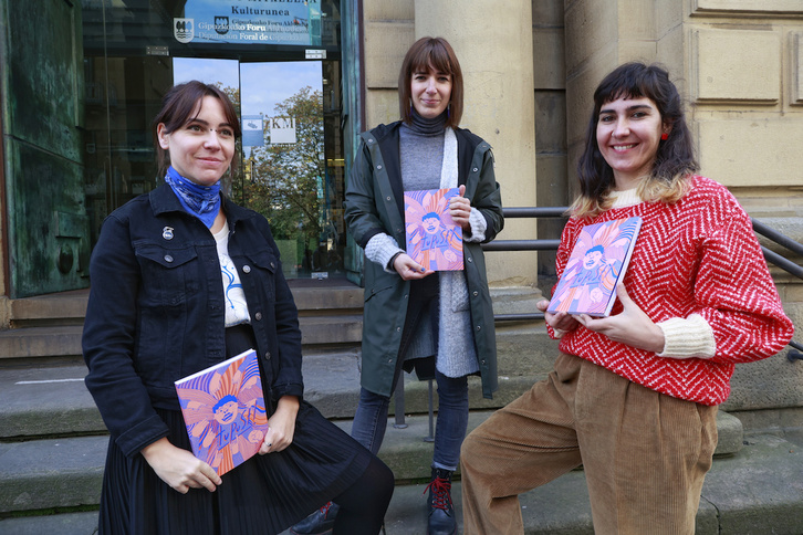 Paula Estevez, Ainara Aspiazu eta Maite Gurrutxaga komikilariak ‘Tupust! Zu’ komikiaren aurkezpen ekitaldian. (Maialen ANDRES/FOKU)