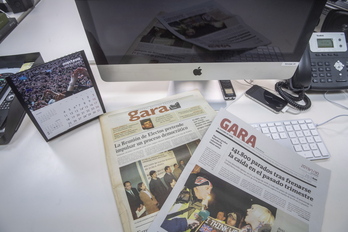 Dos ejemplares de GARA de estas dos décadas largas de trayectoria. (Jon URBE | FOKU)