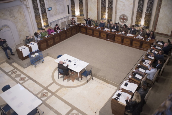 Pleno municipal en Donostia, con el secretario sentado en el medio. (Juan Carlos RUIZ / FOKU)