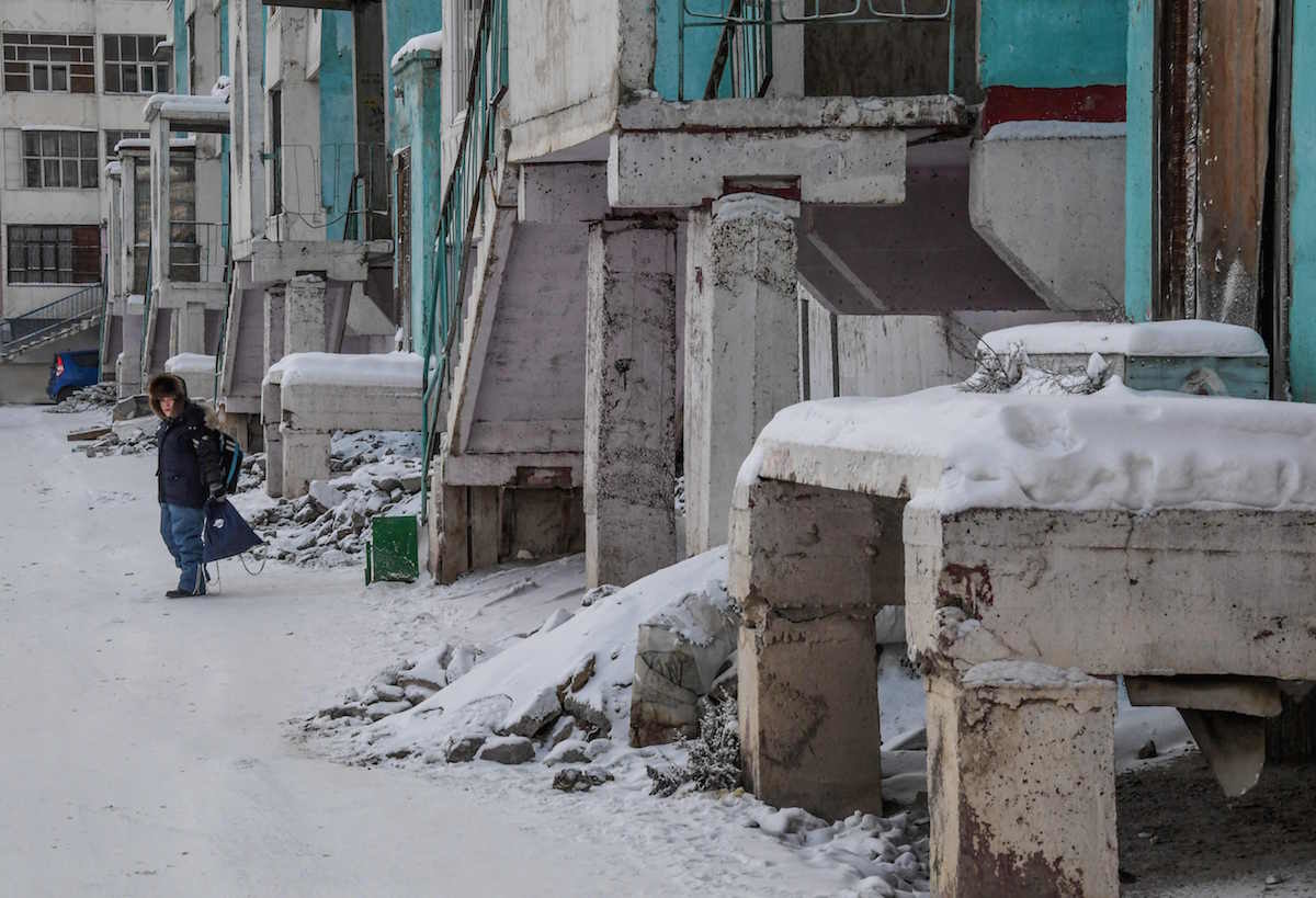 Edificio de apartamentos con paneles agrietados en la ciudad de Yakutsk, en el este de Siberia. (Mladen ANTONOV / AFP) 