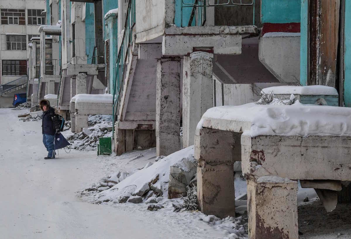 Edificio de apartamentos con paneles agrietados en la ciudad de Yakutsk, en el este de Siberia. (Mladen ANTONOV / AFP) 
