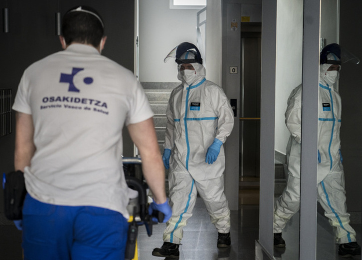 Traslado de una persona contagiada con covid de su domicilio en Donostia al hospital. (Gorka RUBIO/FOKU)