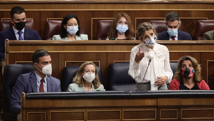Yolanda Díaz interviene en el Congreso español con Nadia Calviño y Pedro Sánchez sentados a su derecha. (Eduardo PARRA/EUROPA PRESS)