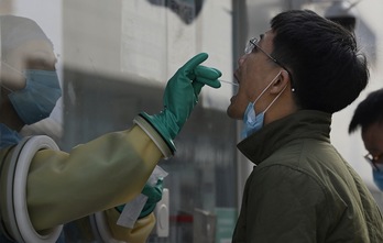 Realización de una prueba del covid-19 en Pekín, donde también se han implantado restricciones a causa de los brotes en China. (Noel CELIS / AFP)