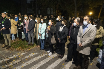 Ainhoa Domaica, Miguel Garnica y Laura Garrido, entre otros cargos del PP, en la concentración celebrada el lunes contra una agresión machista en Gasteiz. (Raul BOGAJO/FOKU)