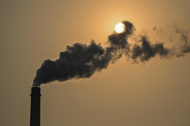 La ONU alerta de que si no se reducen las emisiones, el planeta se calentará 3,2 grados este siglo. (Hector RETAMAL/AFP)