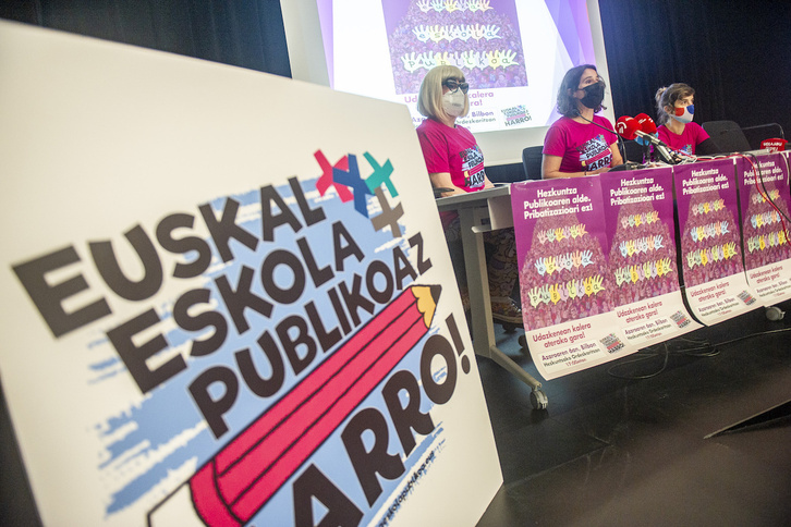 Euskal Eskola Publikoaz Harro plataformako ordezkariek Bilbon emandako prentsaurrekoan. (Jaizki FONTANEDA/FOKU)