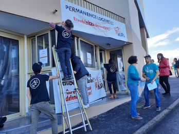 Etxebizitzaren bulego iraunkorra atondu zuten ekintzaileek deklaratu gabeko apartamendu turistiko batean, Biarritzen. (Guillaume FAUVEAU)