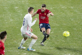 Roberto Torresen erdiraketa Kroos aurrean duela, pasa den denboraldian Sadarren jokatutako partidan (0-0). (Iñigo URIZ/FOKU)