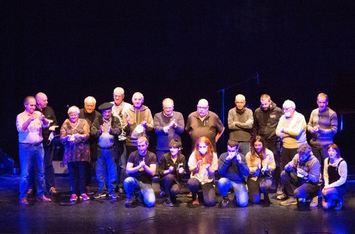 Algunos protagonistas del documental en su estreno en Gernika el pasado 22 de octubre. (Kostan DELGADO)