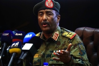 El líder de las Fuerzas Armadas sudanesas, el general Abdelfatah al Burhan, en una comparecencia ante los medios tras el golpe de Estado. (Ashraf SHAZLY/AFP)
