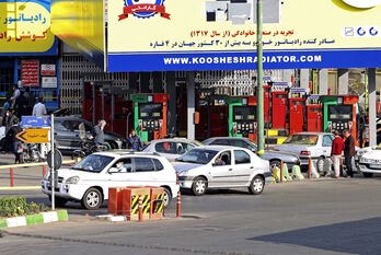 Colas en una gasolinera de Teherán, a la espera de poder echar gasolina. (Atta KENARE / AFP) 