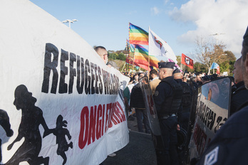 Un comité d'accueil attendait Eric Zemmour aux portes de la Halle d'Iraty. © Guillaume FAUVEAU