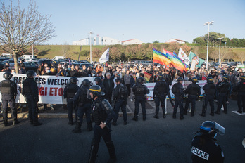 Manifestantes frente a policías en el acceso principal a la feria de muestras Iraty, en Biarritz. (Guillaume FAUVEAU)