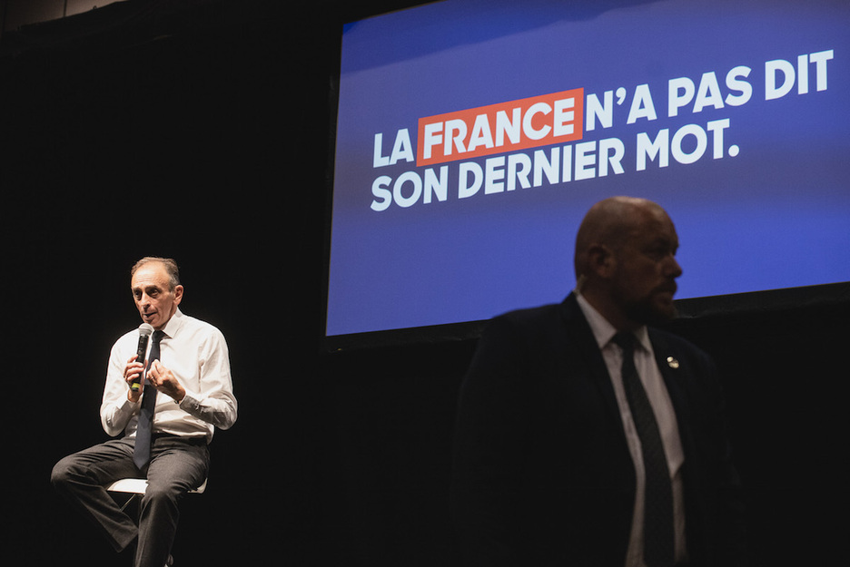Sur scène, Éric Zemmour a parlé de sa vision de la France avant de répondre aux questions du public. © Guillaume FAUVEAU