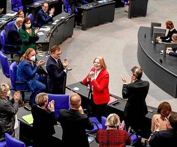 Los parlamentarios aplauden a la recién elegida Bärbel Bas. (Odd ANDERSEN/AFP)
