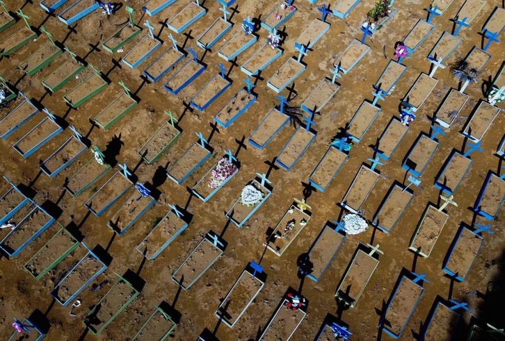 Feretros de víctimas del covid en la ciudad de Manaus. (Michel DANTAS/AFP)