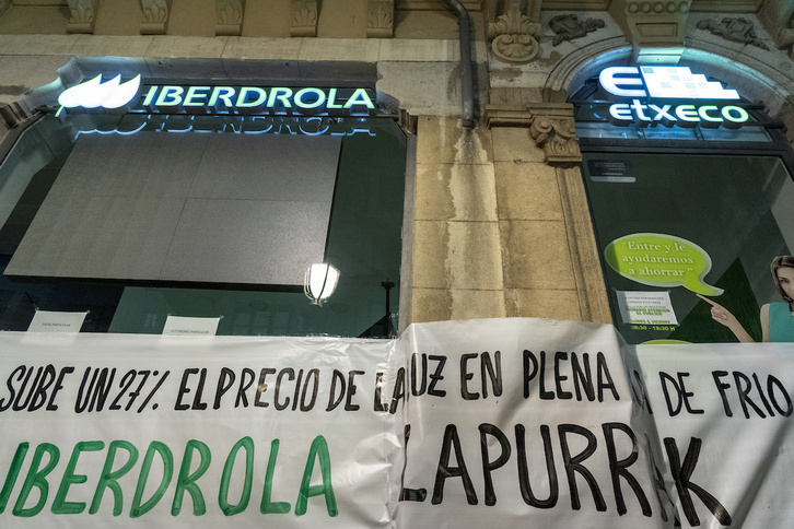 Una protesta ante la sede de Iberdrola en Bilbo por el aumento del precio de la luz. (Marisol RAMÍREZ/FOKU)