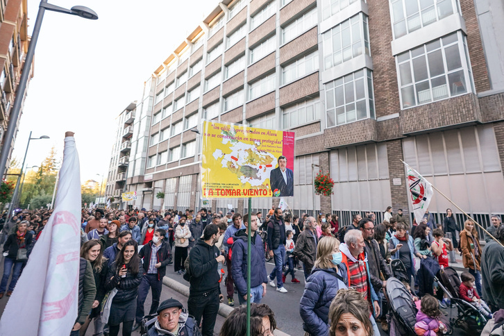 Milaka lagunek parte hartu zuten larunbatean Araba Bizirik ekimenak deitutako manifestazioan. (Endika PORTILLO/FOKU)