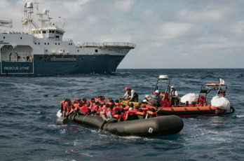 Migrantes rescatados en el Mediterráneo por dos lanches del barco Geo Barents. (Médicos Sin Fronteras)