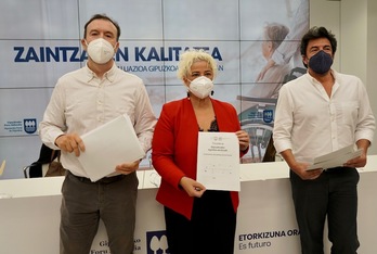 Alejandro Gómez, Maite Peña y Javier Castro, en la presentación del estudio sobre las residencias de Gipuzkoa. (Andoni CANELLADA/FOKU)