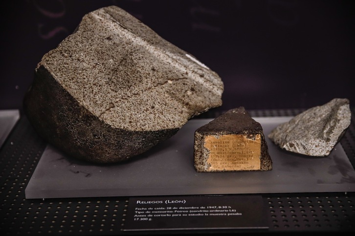 Un fragmento de meteorito recuperado, en el Museo Nacional de Ciencias Naturales, este miércoles, en Madrid. (Carlos LUJÄN/EUROPA PRESS)