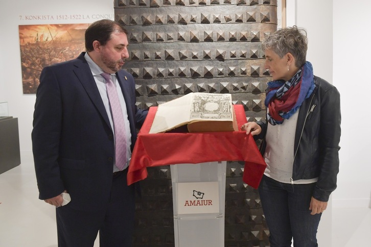 El presidente del Parlamento de Nafarroa, Unai Hualde, y la alcaldesa de Amaiur, Ixabel Aleman, contemplan el ejemplar de ‘Histoire de Navarre’, de 1612. (Idoia ZABALETA/FOKU)