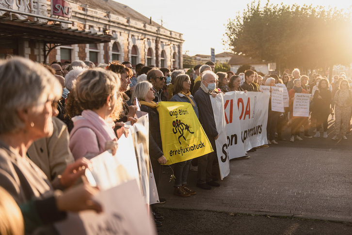 Istripuaren biharamunean migranteentzat bide seguruak eskatzeko mobilizazioa egin zuten Donibane Lohizuneko tren geltokiaren aurrean. (Guillaume FAUVEAU)