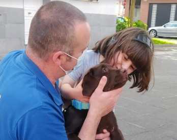 Mercadillo solidario en Zamudio para costear el adiestramiento una perra de asistencia para dos hermanos con autismo. 