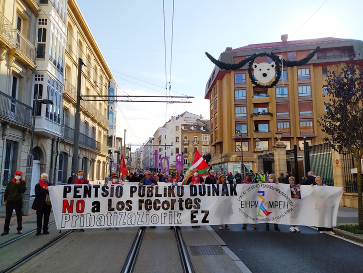 Marcha de los pensionistas vascos a su paso por el Parlamento de Gasteiz. (NAIZ)