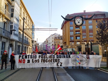 Marcha de los pensionistas vascos a su paso por el Parlamento de Gasteiz. (NAIZ)