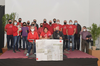 Rueda de prensa de la plataforma Autopista Elektrikorik Ez para denunciar la tramitación de los proyectos de dos nuevas líneas de alta tensión. (Idoia ZABALETA/FOKU)