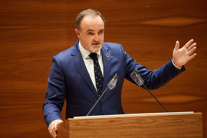 Javier Esparza durante una intervención en el Parlamento, en una imagen de archivo. (NAFARROAKO PARLAMENTUA)