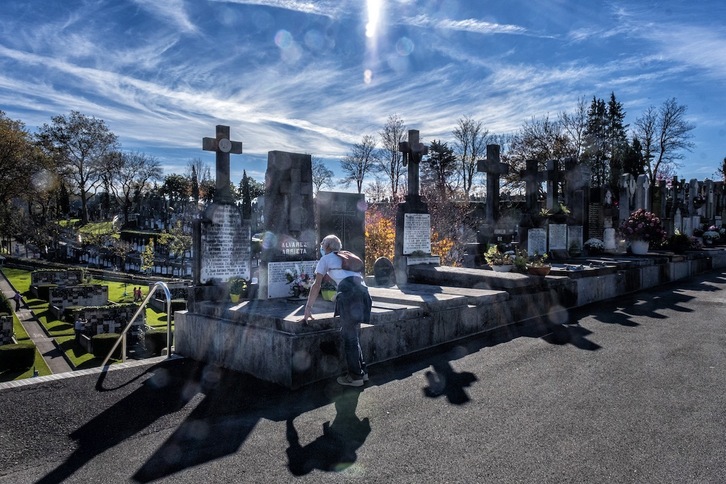 El viento sur acompañó el pasado año las visitas a los cementerios, como este de Polloe, en Donostia.  (Jon URBE/FOKU)
