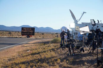 Medios gráficos y periodistas se agolpan en el rancho Bonanza Creek. (Nick LAYMAN / AFP)