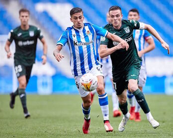 Romero avanza ante Eraso en el partido entre Sanse y Leganés de la primera jornada, el único que han ganado los donostiarras en casa.(LaLiga)