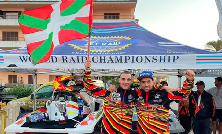 Gutiérrez y Cortazar posan victoriosos tras su gran éxito en el mundial de motonáutica. (UFDV-EKFB)