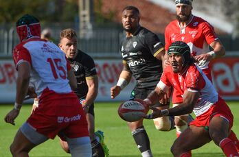Saili pasa a Lonca en el partido contra Brive, en el que el primero tuvo un papel estelar con dos ensayos y una asistencia. (Gaizka IROZ / AFP)